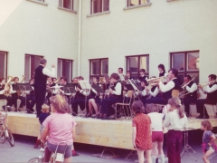 1973-Schaan-Konzert-im-Innenhof_1920px