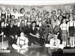 1949-Schwan-kleb-an_1920px